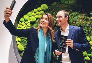 Übergabe Börsianer als innovativste Vorsorgekasse 2023 Ingrid Krawarik, Mitarbeiterin beim Börsianer, übergibt Georg von Pföstl, Vorstand der fair-finance Vorsorgekasse, die Auszeichnung als innovativste Vorsorgekasse 2023, was mit einem Selfie festgehalten wird