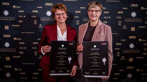 Foto von Walburga Fröhlich, Geschäftsführerin von capito, und Gabriele Feichter, Vorständin der fair-finance Vorsorgekasse, mit der Auszeichnung zum 3. Platz in der Kategorie "Digitalisierung" des Constantinus Awards 