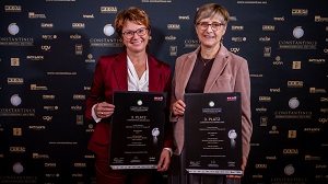 Foto Walburga Fröhlich & Gabriele Feichter bei der Verleihung des Constantinus Awards Foto von Walburga Fröhlich, Geschäftsführerin von capito, und Gabriele Feichter, Vorständin der fair-finance Vorsorgekasse, mit der Auszeichnung zum 3. Platz in der Kategorie "Digitalisierung" des Constantinus Awards