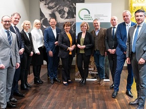 Gruppenfoto Green Finance Alliance Business Lunch Gruppenfoto der Mitglieder der Green Finance Alliance mit Klimaschutzministerin Leonore Gewessler beim Business Lunch im Januar 2023