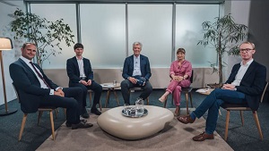 Foto der Gruppendiskussion rund um Lena Gansterer, Investment Managerin des Social Entrepreneurship Fonds, gemeinsam mit Jörg Moshuber, Senior Manager Amundi Ethik Fonds, Christoph Frischer, Experte für Green Finance beim Umweltbundesamt, Arne Johannsen, trend.-Redakteur und Reinhard Millner, Mitbegründer des Social Entrepreneurship Center der WU Wien